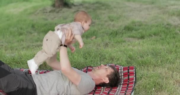 Pappa med ett barn på picknick — Stockvideo