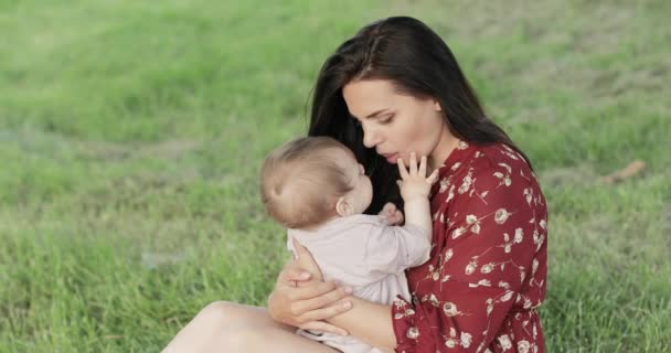 Mamá con un niño en un picnic — Vídeos de Stock