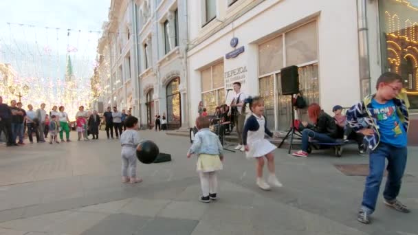 Músicos callejeros en Nikolskaya — Vídeos de Stock