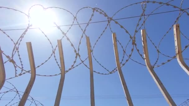 Clôture avec fil barbelé