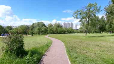 Şehir parkındaki sokak.