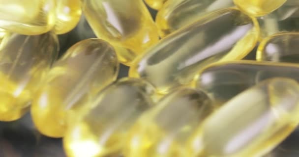 Fish oil in capsules — Stock Video