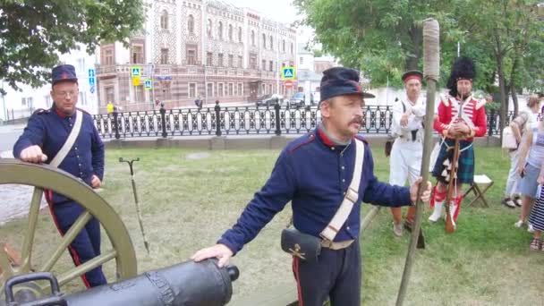モスクワ ロシア 2019年6月09日 フェスティバルタイムズとエポックで 1853 1856年のクリミア戦争の再建 との戦争でセヴァストポリの英雄的防衛のエピソードの再構築 — ストック動画