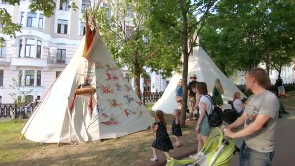 Tepees och Indian Camp — Stockvideo