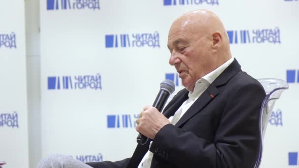 Vladimir Pozner bij de presentatie van het boek — Stockvideo