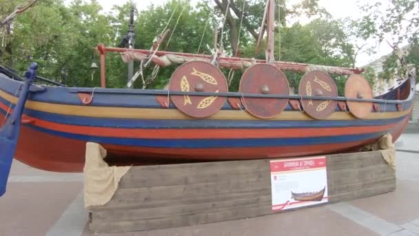 Leben der Varyags. Ruderboot — Stockvideo