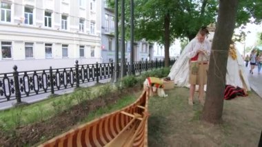 Bir yurt ile kano ve balıkçı