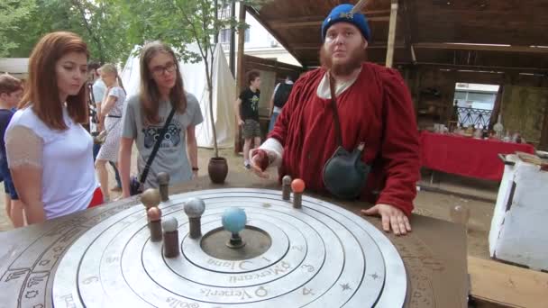 Alchemist und Astrologe — Stockvideo