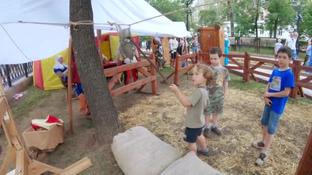 Kinder treinen met het zwaard — Stockvideo