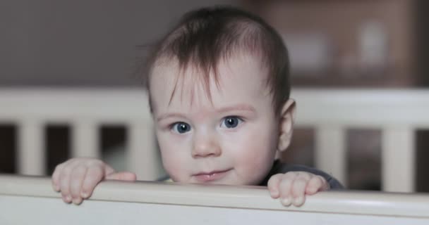 Bébé garçon dans un berceau — Video