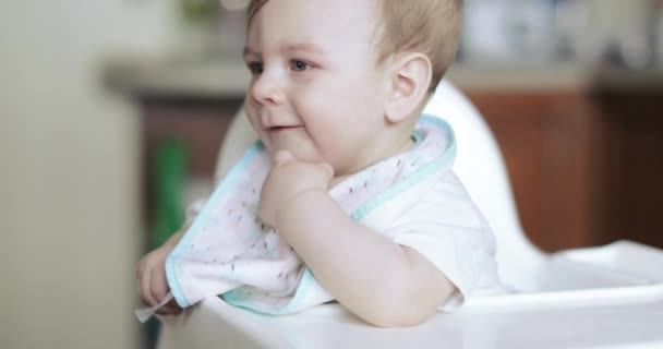 Baby pojke efter att ha ätit — Stockvideo