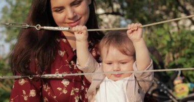 Korkulukta çocuklu anne.