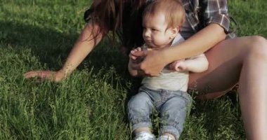 Anne ve bebek çimenlikte