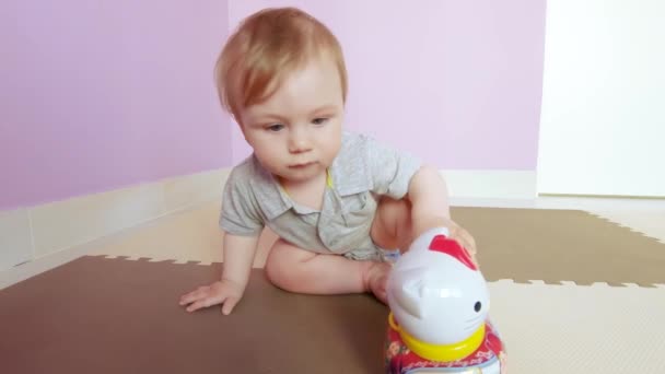 Niño niño con muñeca tumbler — Vídeos de Stock