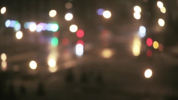 Trafikken blinker om natten og slud – Stock-video