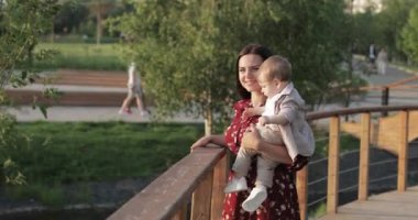 Korkulukta çocuklu anne.