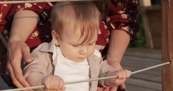 Mãe com uma criança no corrimão — Vídeo de Stock