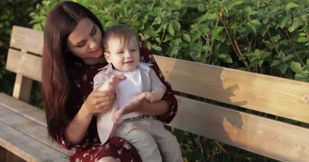 Mamá con el niño en el banco — Vídeo de stock