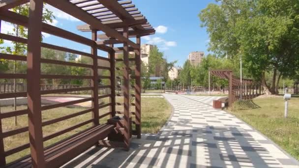 Pérgola de madera en el parque — Vídeos de Stock