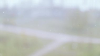 Şehirde kar yağıyor.