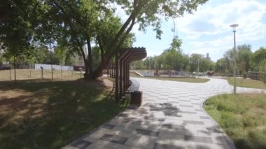 Taş yol ve ahşap pergola