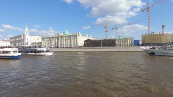 Barcos de recreio no rio Moscou — Vídeo de Stock