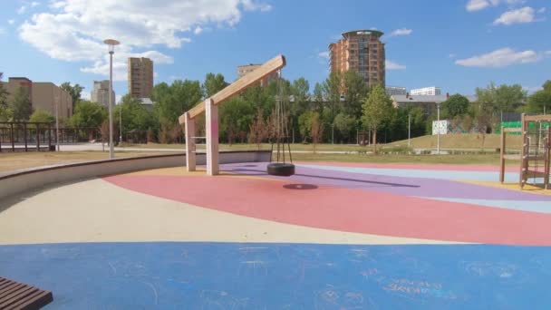 Parque infantil en el Parque Akademichesky — Vídeo de stock