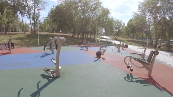 Plac zabaw w parku Akademichesky — Wideo stockowe
