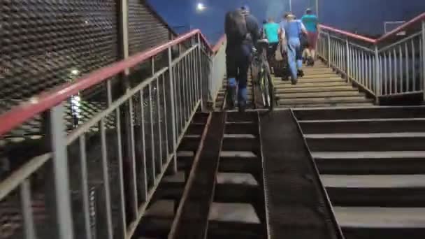 Puente peatonal en la estación Butovo — Vídeos de Stock