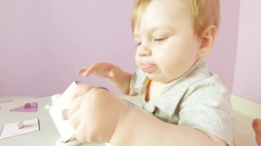 Bebek meşgul küple oynuyor