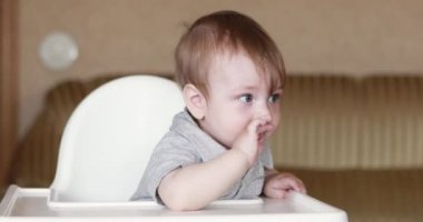 Bebek evde parmaklarını yiyor