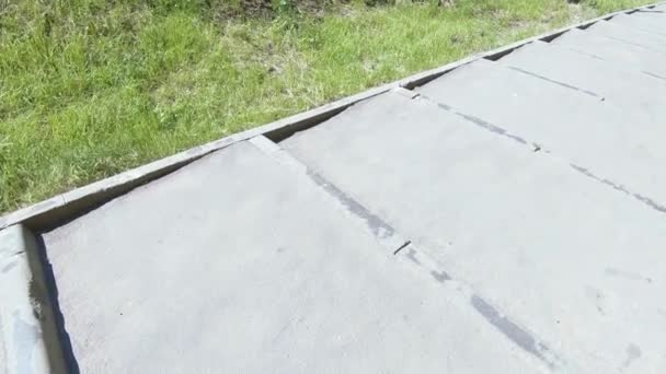 Die Betontreppe hinunter — Stockvideo