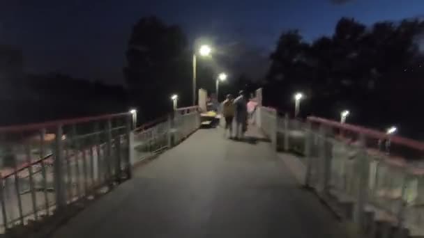 Fußgängerbrücke am Bahnhof Butowo — Stockvideo