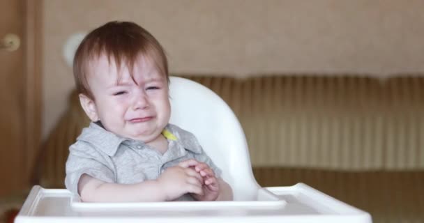 Ребенок плачет и мама утешается — стоковое видео
