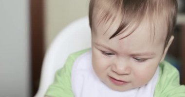 Bebek Çocuk bir salatalık yeme