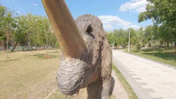 Escultura dinosaurio Elasmotheria — Vídeos de Stock