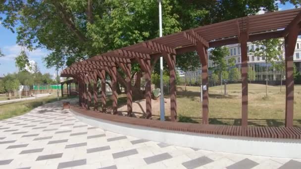 Pérgola de madeira no parque — Vídeo de Stock