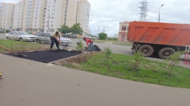 Pose d'asphalte sur un sentier piétonnier — Video