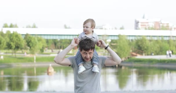 Dad with a child on his shoulders — Stock Video