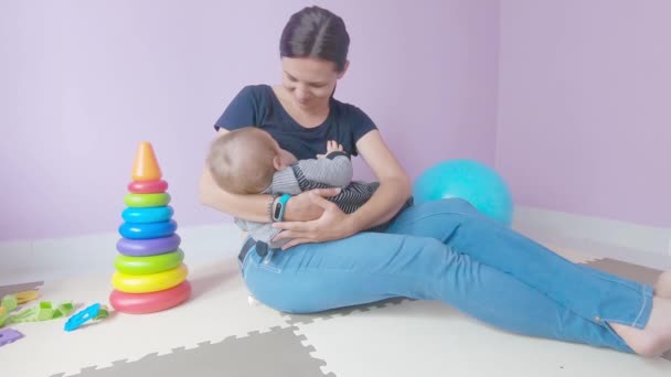 Mom breastfeeds the baby — Stock Video