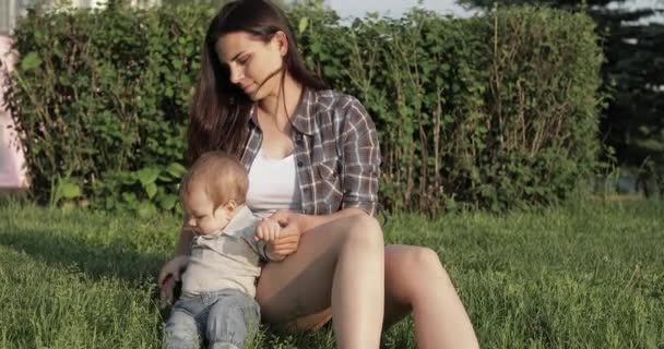 Mom with the baby on the lawn — Stock Video