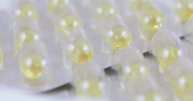 Balık yağı kapsülleri kabarcıklar içinde