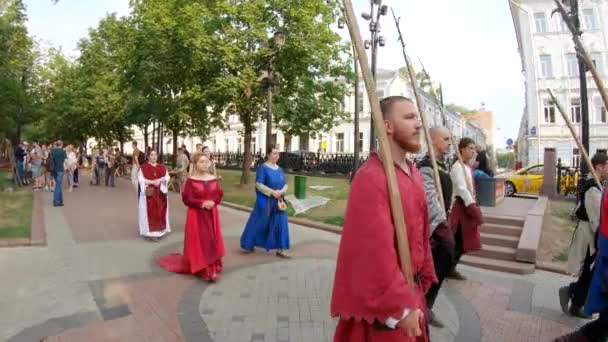 Adelsmän i en 16-talet kostym — Stockvideo