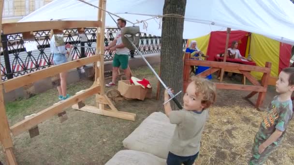 Criança treina com a espada — Vídeo de Stock