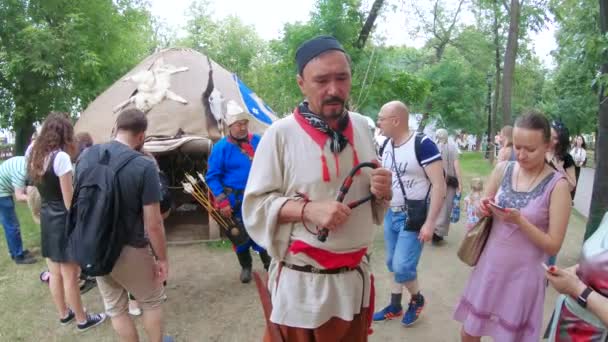 Kalmyk vypráví o yurtě — Stock video
