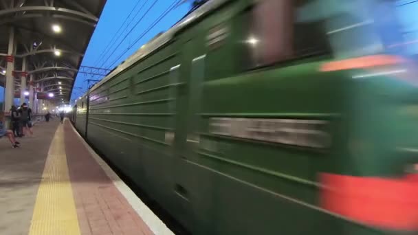 Lokomotif, podolsk istasyonunda yük vagonları ile — Stok video
