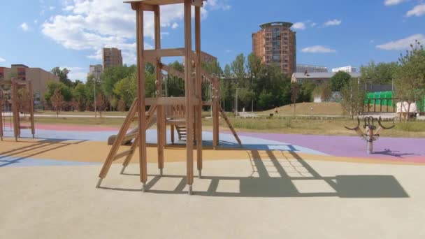 Parque infantil en el Parque Akademichesky — Vídeo de stock