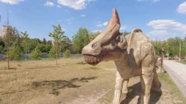 Dinozor heykel Olorotitan