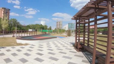 Parkta ahşap pergola