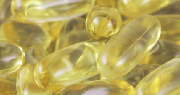 Fish oil in capsules — Stock Video